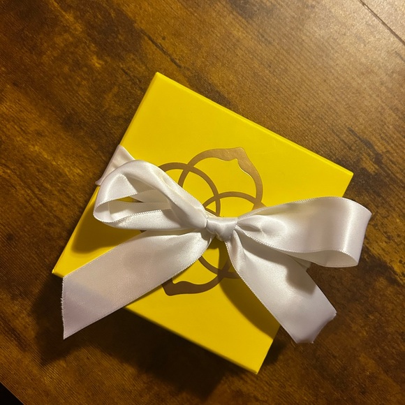 Kendra Scott Elegant Gold Necklace Opal Pendant w/ Box, Dustbag & Bow NEW Gift - Picture 4 of 7